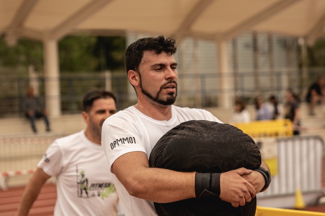 Participantes avanzando entre estaciones de Fitness Race